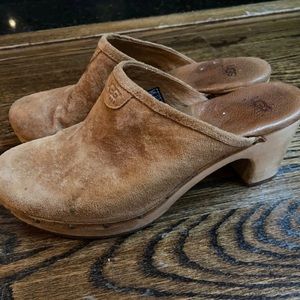 Women’s size 8 ugh clogs